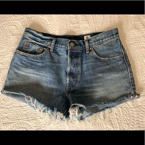 Levi’s amid rise cropped jean short